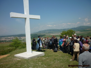 кръстът на "Види бог" край Драгичево - свещено място за местните от древни времена